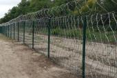 Паркан із зварної сітки, посилений колючою сіткою Кайман